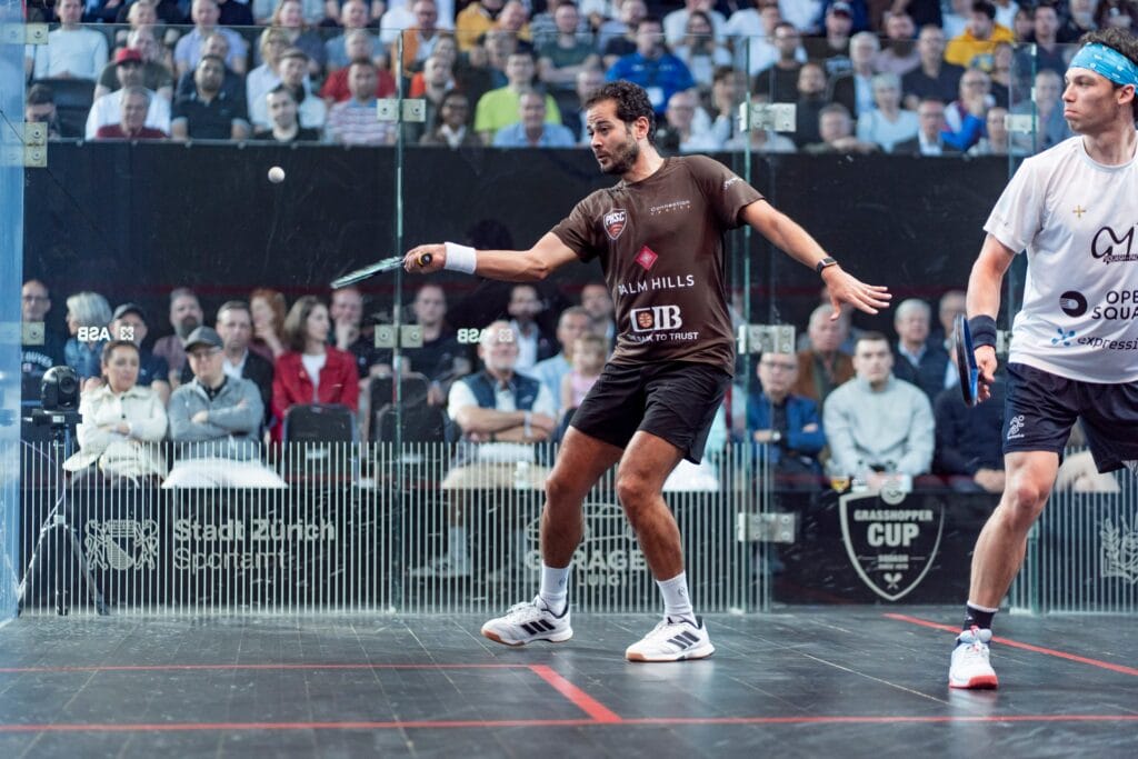 Karim Abdel Gawad spielt einen Ball im Final gegen Victor Crouin.